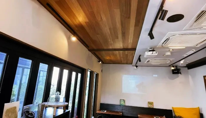 マホガニー天井板｜やわらかな陰影でリビングを格上げ